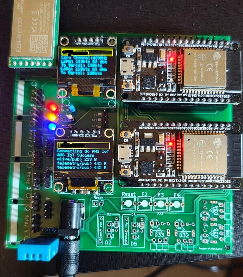 Placa ESP32 com LoRa e displays OLED conectada à AWS IoT