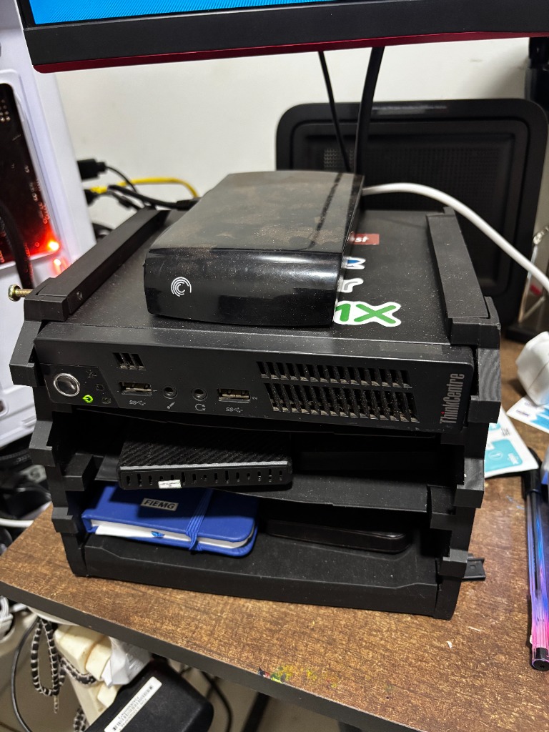 Homelab com Lenovo ThinkCentres empilhados rodando servidores